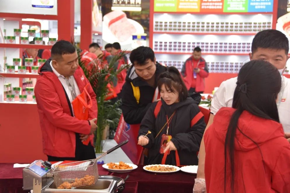 展會現(xiàn)場,樂林特設(shè)試吃互動區(qū),來往客戶可現(xiàn)場品嘗試吃產(chǎn)品,3.jpg
